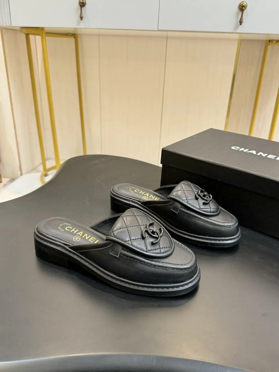 👟👟Ex-factory price 480👟👟 Xiaoxiang official website synchronizes the high version of CHANEL 2025 Chanel top buckle open-heeled shoes. The must-have hot style for early spring, the goddess series, has the elegant and ladylike temperament of Xiangjia, super attractive, irresistible, and heart-warming... ▪️The upper is imported sheepskin ▪️The lining is imported sheep lining (the same as the original version) ▪️Original model open version, genuine leather outsole🇮🇹 ▪️Standard size 35- 41 42 Customized, non-returnable